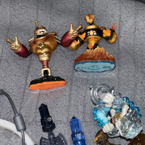 Skylabders portal, Wii game, and action figurines pictured - Picture 3 of 6